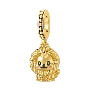 Détail du pendentif lion doré avec joues roses et anneau de suspension perlé en relief