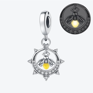 Detailansicht des leuchtenden Bienen-Charms in Silber mit Kristallen für Armband