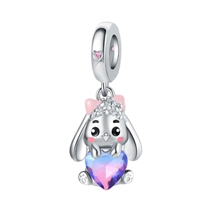 Détail d'une breloque lapin argenté avec nœud rose et gemme cœur violet dégradé