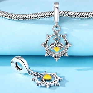 Makroaufnahme von Glühwürmchen-Charm mit gelbem Emaille und funkelnden Zirkonia-Steinen
