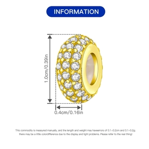 Vista macro dello charm distanziatore dorato con dimensioni 1,0cm x 0,4cm per gioielli DIY
