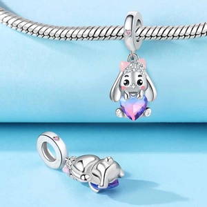 Détail d'un charm lapin en argent avec cristal rose en cœur pour bracelets maille serpent