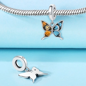 Detail eines Silber-Schmetterlingsanhängers mit blauem und orangefarbenem Emaille