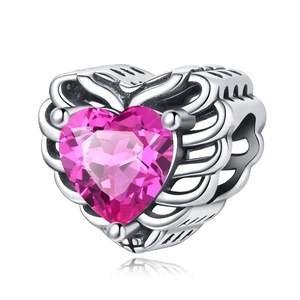 Dettaglio charm a cuore in argento con un grande cristallo rosa a forma di cuore