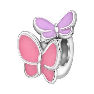 Detail eines rosa und lila Emaille-Schmetterlingsanhängers in Versilberung für Armbänder