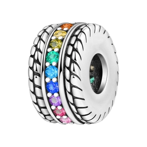 Vista macro di ciondolo in argento con zirconi arcobaleno per creazione gioielli DIY