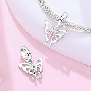Detailsicht des Schmetterlingsanhängers mit rosa Zirkon auf Netzarmband