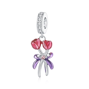 Detalle del colgante de tulipán rosa con lazo púrpura y cuenta de plata para pulsera artesanal