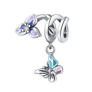 Detailansicht von Silber-Blumen- und Schmetterlings-Charm mit lila Emaille und Zirkon