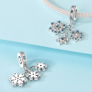 Vista detallada de colgante de copo de nieve con circonitas azules en pulsera de plata