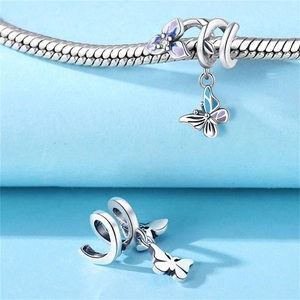 Makroaufnahme von Silber-Schmetterlingsanhänger mit lila Emailleblumen auf Kette