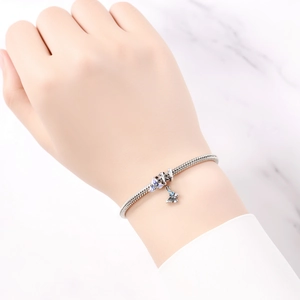 Details des Schlangenketten-Armbands mit lila und blau emaillierten Schmetterlings-Anhängern