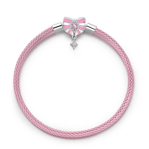 Detailansicht eines rosa gewebten Armbands mit silberner Schleife und Sternanhänger