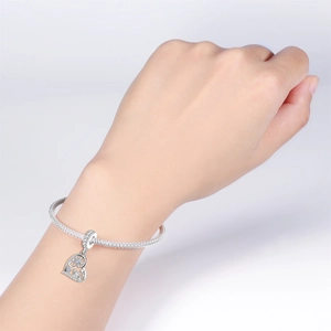 Detalle del abalorio de corazón plateado 2021 en una pulsera de cadena de serpiente