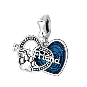 Detalle del dije de doble corazón plateado con esmalte azul brillante y grabado Best Friend