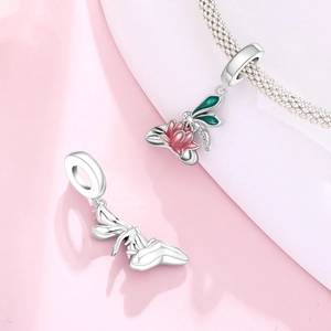 Detail von Libellen- und Lotus-Anhänger mit Emaille in Rosa und Grün für Armbänder