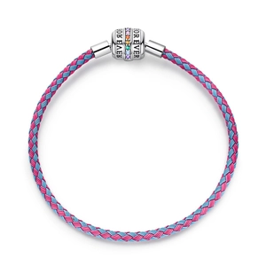 Makroansicht des geflochtenen Armbands mit Regenbogen-Zirkonia und Forever-Gravur