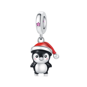 Detalle de abalorio de pingüino plateado con gorro navideño y gema de estrella rosa