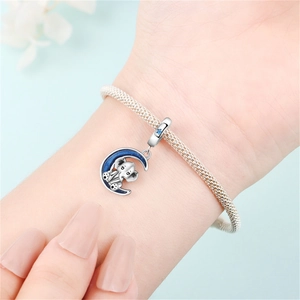 Detail eines silbernen Mesh-Armbands mit süßem Elefanten auf blauem Mondanhänger