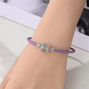Detail des geflochtenen Armbands mit silbernem FOREVER-Anhänger und bunten Schmucksteinen