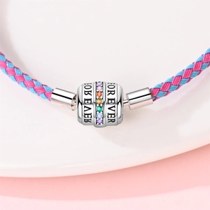 Detail von blau-rosa geflochtenem Armband mit Regenbogen-Zirkonia-Forever-Anhänger