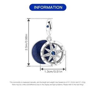 Details des Silber-Kompass-Charms mit blauem Sternenhimmel und blauem Edelstein
