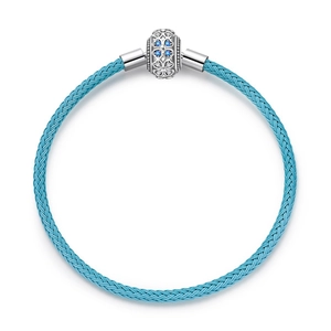 Nahaufnahme von blauem geflochtenem Armband mit silbernem Charm und blauen Zirkonen