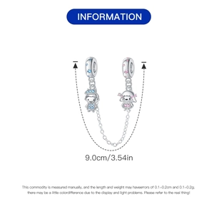 Detalle de cadena de seguridad de plata con charms de niño y niña y circonitas