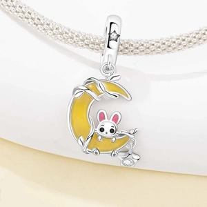 Detail von Silber-Hasen und gelbem Mond-Charm mit kleinem funkelndem Sternanhänger
