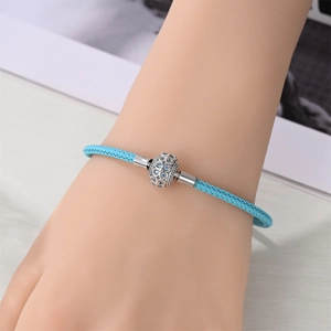 Nahaufnahme des himmelblauen geflochtenen Armbands mit hohler Silberperle und Steinen