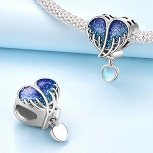 Abalorio de alas de corazón en plata con esmalte galaxia azul y pequeño colgante de corazón