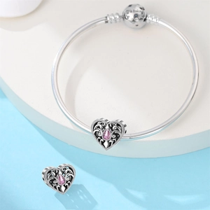 Détails du bracelet chaîne serpent en argent avec breloque cœur rose et gravure précise