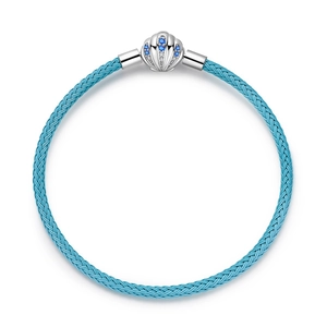 Detailaufnahme des himmelblauen Lederarmbands mit silbernem Muschelverschluss und Kristallen
