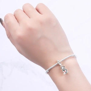 Silbernes Schlangenarmband mit süßem Katzen-Tassen-Anhänger und rotem Herzdetail
