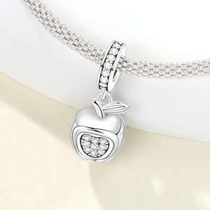 Detailansicht der silbernen Apfel-Charm-Perle mit herzförmigen Kristallen am Netzband