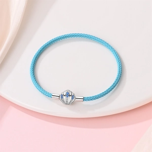 Detailansicht eines hellblauen geflochtenen Lederarmbands mit Muschelverschluss