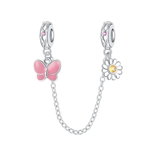 Detalle de cadena de seguridad de plata con mariposa de esmalte rosa y flor de margarita