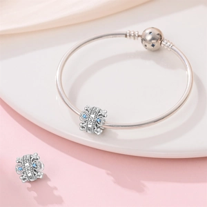 Bracelet en argent avec gravure As You Wish et pierres de zircon bleu en gros plan