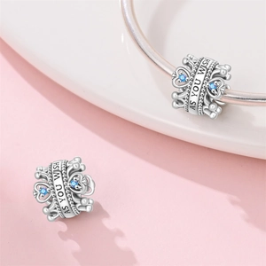 Détail du charme cœur en argent avec gravure As You Wish et pierres bleues fines
