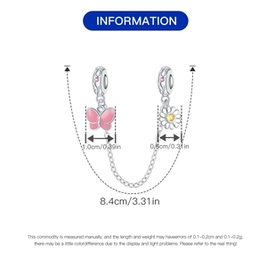 Detalle de cadena de seguridad de plata con mariposa de esmalte rosa y margaritas