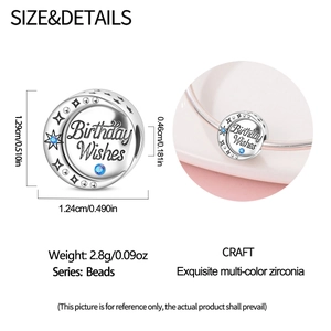 Détail du charm vœux d'anniversaire en argent avec zircon bleu et étoiles gravées