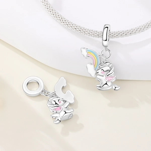 Makroaufnahme von Einhorn-Anhänger mit Regenbogen-Emaille auf geflochtenem Silberarmband
