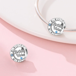 Détail macro du charm Birthday Wishes en argent S925 avec cristal bleu et étoile ajourée