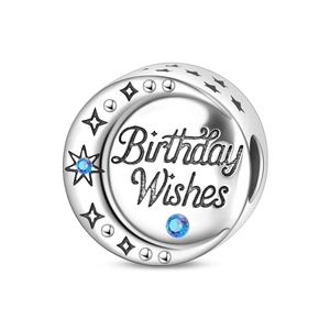 Détail du pendentif Birthday Wishes en argent avec croissant de lune et zircons bleus