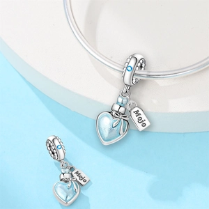 Détail du pendentif flacon de potion en cœur avec noyau bleu et nœud en argent poli