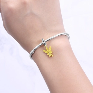 Silbernes Schlangenarmband mit goldenem Weizenblatt-Anhänger und funkelndem Zirkonstein