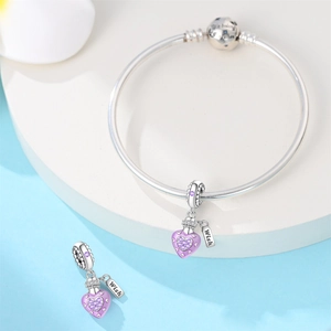 Vue détaillée du bracelet en argent avec breloques cœur en émail violet et inscription Wish