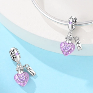 Détail macro du charme cœur en émail violet avec diamants et plaque Wish argent