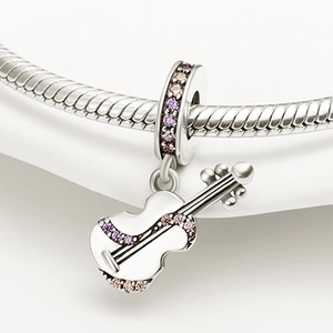 Vue macro d'un pendentif violon en argent serti de zircons sur une chaîne serpent