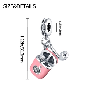 Détail du charm écouteur en émail rose avec cristaux étincelants et mesures de taille